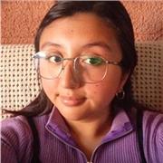 Profesora de lenguaje y comunicación centrada en la lectura y escritura de niños y adolescentes